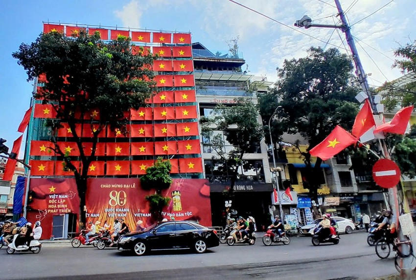 Đường phố Hà Nội rực rỡ cờ hoa chào mừng Quốc khánh 2/9