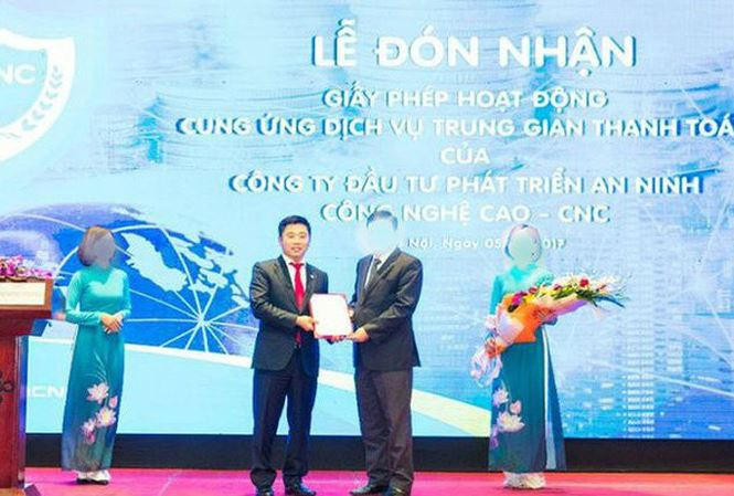 Nguyễn Văn Dương (cavat đỏ). Ảnh Tienphong.vn