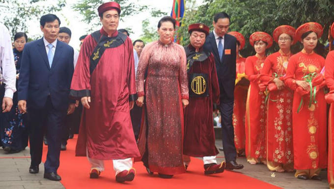 Chủ tịch QH Nguyễn Thị Kim Ng&acirc;n k&iacute;nh cẩn d&acirc;ng hương tưởng niệm c&aacute;c vua H&ugrave;ng