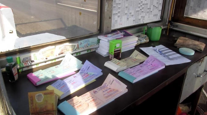 Đội ngũ nhân viên “phình” ra do hình thức bán vé rườm rà.