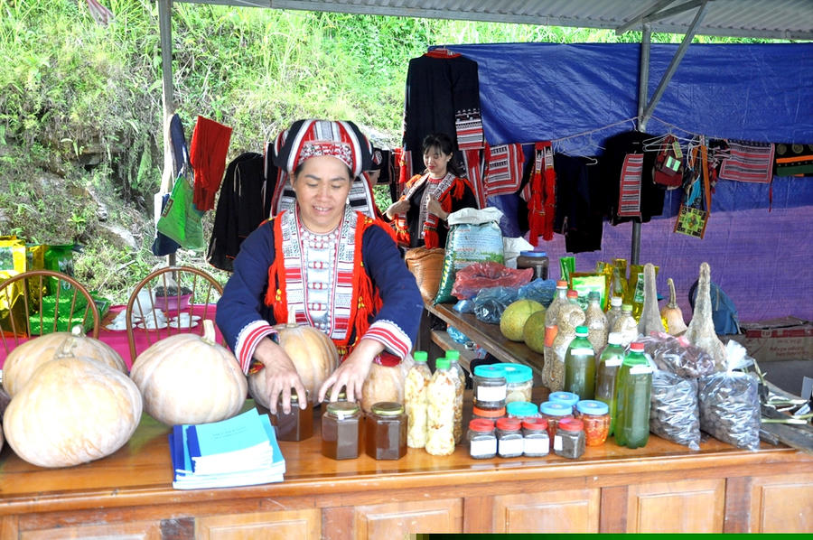 Phụ nữ dân tộc Dao ở huyện Hoàng Su Phì (Hà Giang) tự tin giới thiệu các sản phẩm do chị em tự sản xuất