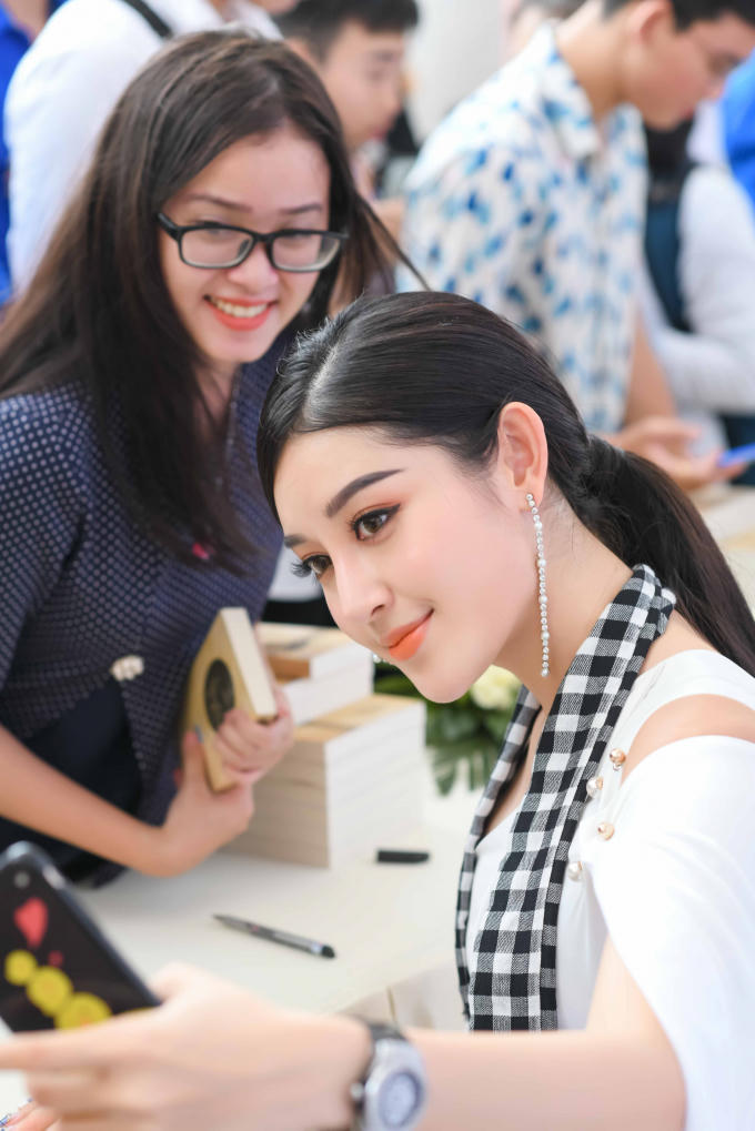 Huyền My, Ngọc H&acirc;n xinh đẹp nổi bật ở khu chợ nổi độc đ&aacute;o ở miền T&acirc;y