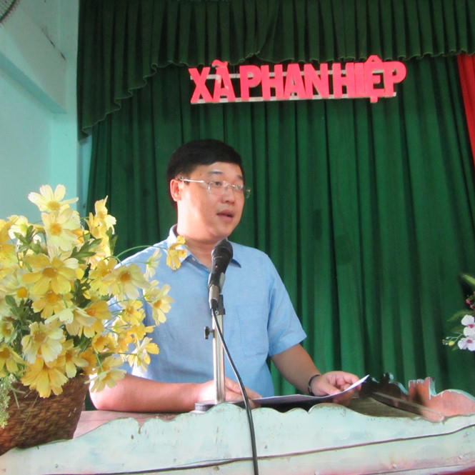 Ông Lê Quốc Phong, Ủy viên dự khuyết Trung ương Đảng, Bí thư thứ nhất Trung ương Đoàn, Đại biểu Quốc hội khóa 14 cùng đoàn công tác hỏi thăm tình hình học tập và trao học bổng cho học sinh huyện Bắc Bình.