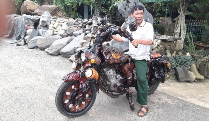 Chủ sở hữu chiếc mô tô này là ông Lê Quang Sơn (52 tuổi), ngụ thôn 1, xã Hà Lâm, huyện Đạ Huoai (Lâm Đồng). 