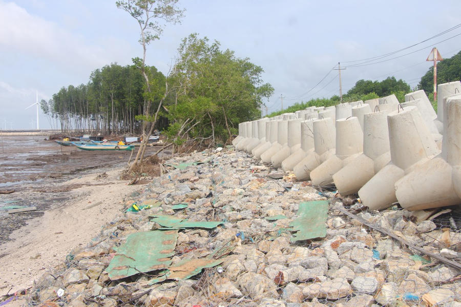 Nhiều dự án kè phòng, chống sạt lở đã được tỉnh Cà Mau phê duyệt chủ trương đầu tư. Trong đó, có Dự án chống xói lở đoạn còn lại giữa bờ biển Vĩnh Trạch Đông (cũ) và phường Hiệp Thành, dài 4,2km, tổng kinh phí 250 tỷ đồng (Trung ương 225 tỷ, địa phương 25 tỷ).