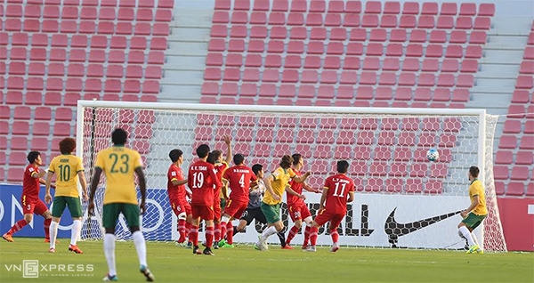 Pha ghi bàn mở tỉ số của U23 Australia - Ảnh Đức Đồng ( VnExpress)