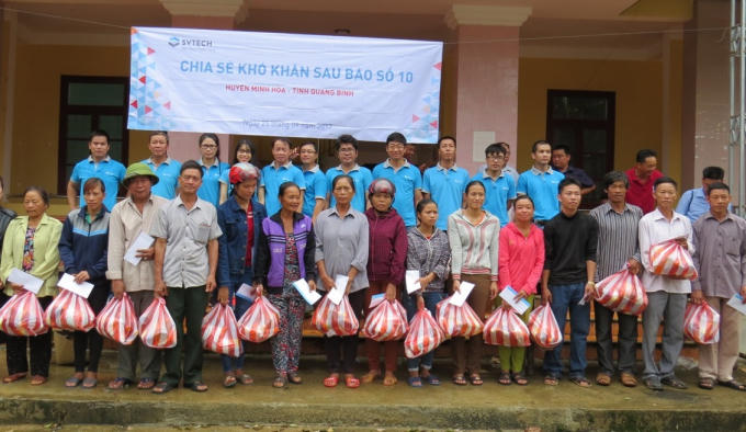 Những món quà cứu trợ đã được Đoàn công tác mang đến tận tay bà con xã Trung Hóa khốn khó sau bão dữ.