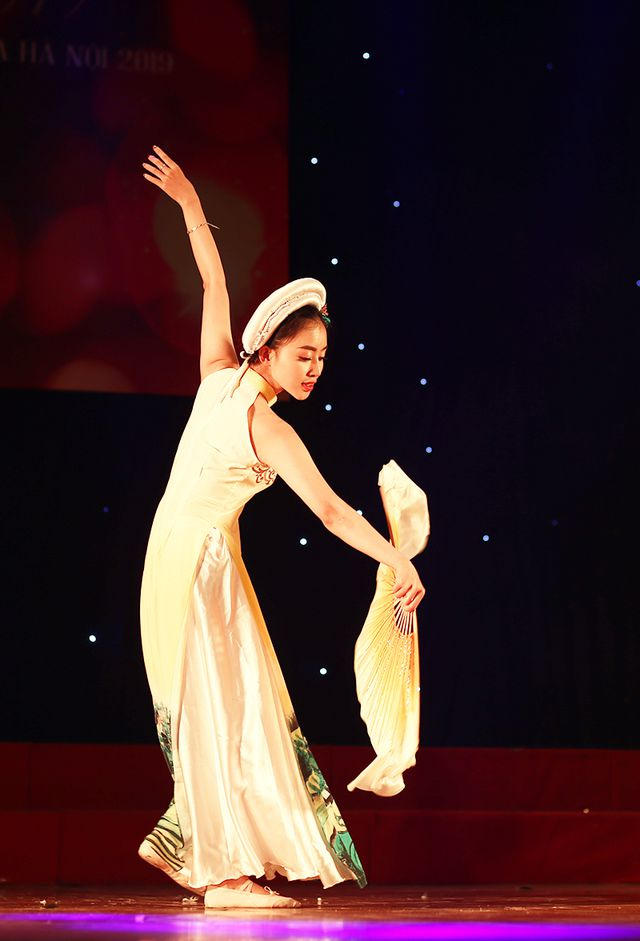 Thí sinh Lưu Thanh Thủy - sinh viên lớp Kinh doanh 35 đầy sức sống trong tiết mục múa Hello Việt Nam.