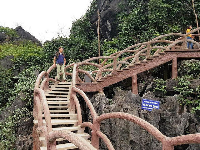 Công trình "khủng" được xây dựng với hệ thống bậc thang lên xuống đỉnh núi, tổng quãng đường dài hơn 1km với trên 2.000 bậc thang. Để làm dự án này, ông Son đã thuê thợ đến khoan núi rồi cắm thép vào, sau đó đổ cột bê tông, vận chuyển bậc thang và lan can cốt thép lên gắn vào, tạo thành hệ thống cầu thang núi với sự đồ sộ về quy mô.