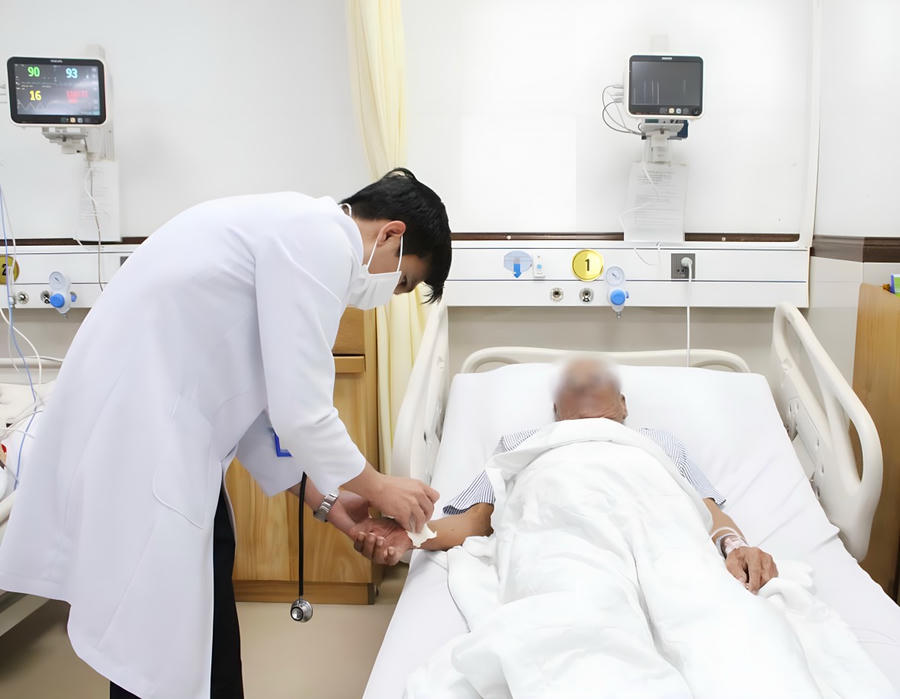 Bệnh viện Thanh Vũ Medic Bạc Liêu, vừa cứu sống bệnh nhân nam L.C (92 tuổi, cư ngụ tại thị xã Vĩnh Châu, tỉnh Sóc Trăng) bị nhồi máu cơ tim xuyên thành cấp gây ra triệu chứng mệt, khó thở, đau ngực.