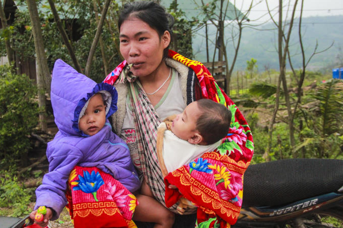 Người dân ở đây ra đường phải quấn chăn để bớt đi cái lạnh. (Ảnh: Hải Long).