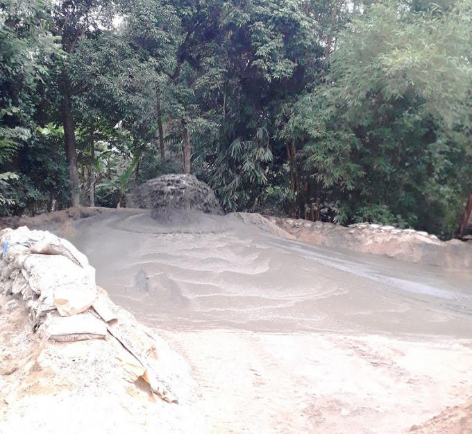 Bãi tập kết trái phép dọc sông Hương.