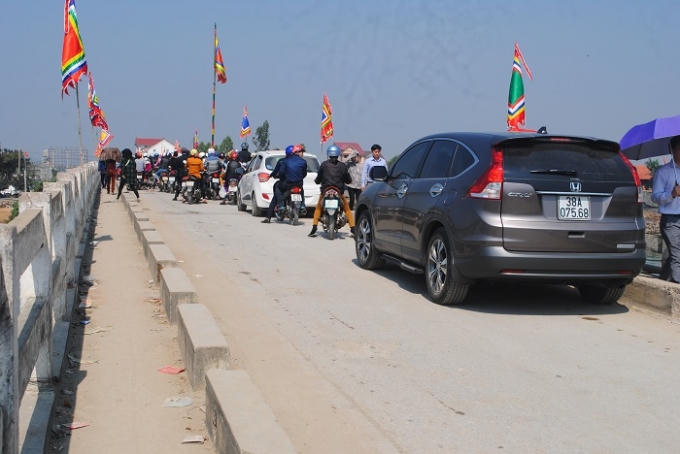 Dòng người đổ về đền Cờn gây ách tắc giao thông ở trên cầu Quỳnh Phương (ảnh Duy Ngợi).