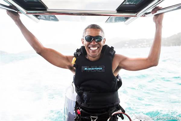 Theo CNN, trong chuyến đi này, cựu Tổng thống Obama đã thử sức với trò lướt ván diều, điều mà trước đây ông không thể tham gia vì lý do an ninh.