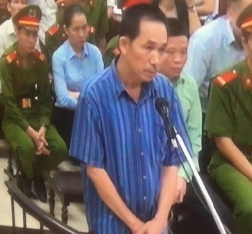 Trần Văn Bình trước vành móng ngựa trong phiên xét xử.