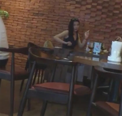 Mới đây là clip ghi lại cảnh cô hút thuốc lá trong một quán cafe khiến cộng đồng mạng dậy sóng.