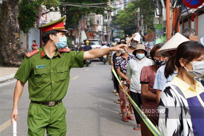 Hà Nội tổ chức xét nghiệm và tiêm vaccine phòng COVID-19. Ảnh minh hoạ: Tùng Giang
