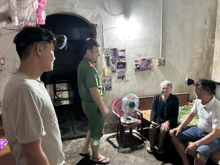 Vận động người dân đến nơi tránh bão.