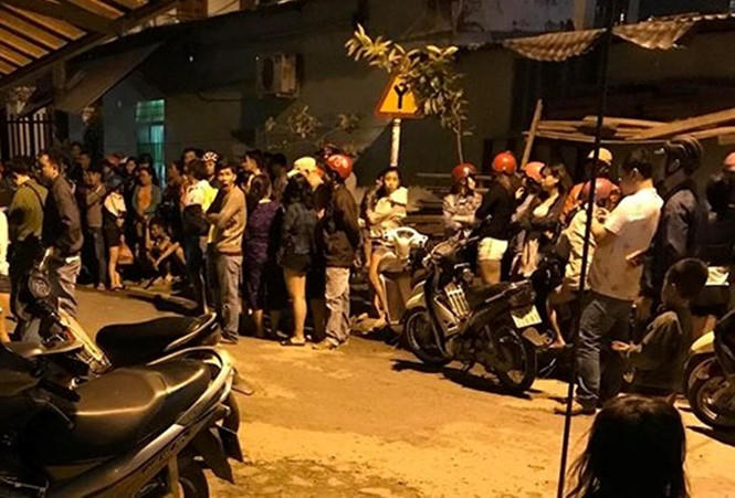 Nhiều người dân tập trung tại hiện trường. ( Ảnh: Báo Thanh Niên)