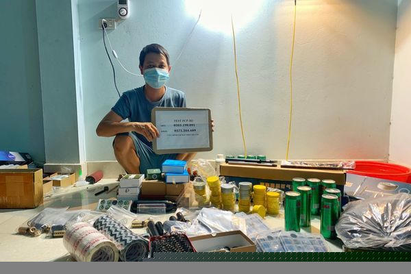 Đối tượng Hà Thanh Tú và tang vật.