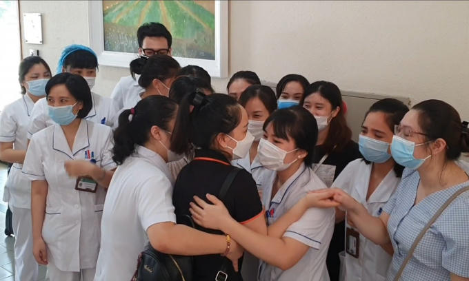 Các bác sĩ chia tay đồng nghiệp, người thân trước khi lên đường.