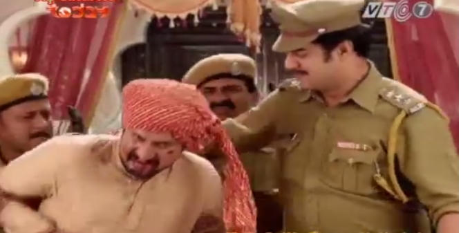 “Cô dâu 8 tuổi” cứu gia đình thoát khỏi bị thiêu sống trong gang tấc