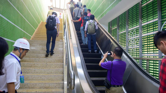 Lối thang bộ và thang cuốn dành cho hành khách thông thường. Đối với người khuyết tật sẽ có thang máy riêng để di chuyển lên/xuống nhà ga đi tàu