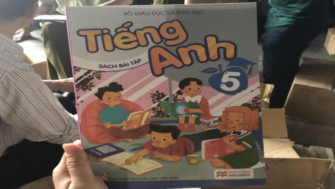 Lực lượng QLTT Hà Nội tiến hành kiểm tra hàng hóa vi phạm.