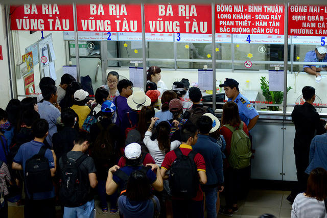 Hành khách tập trung mua vé đi một số tuyến đường có cự ly ngắn và các địa điểm du lịch như Vũng Tàu, Đà Lạt, Bình Thuận, Nha Trang…