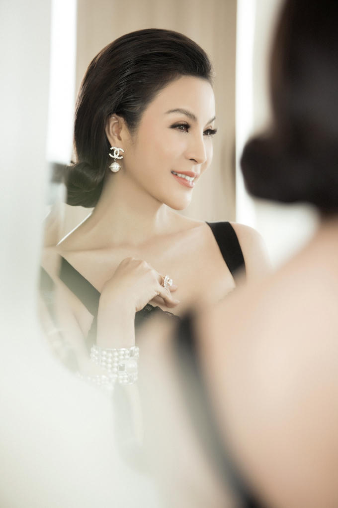 MC Thanh Mai khéo khoe vóc dáng qua loạt đầm ôm dáng quyến rũ như gái đôi mươi