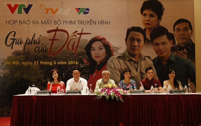 Đoàn làm phim tại buổi họp báo ra mắt phim Gia phả của đất.