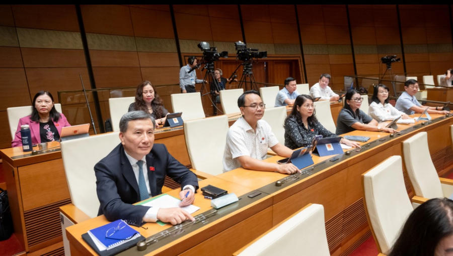 Các đại biểu Quốc hội bấm nút thông qua Luật Thuế tiêu thụ đặc biệt sửa đổi