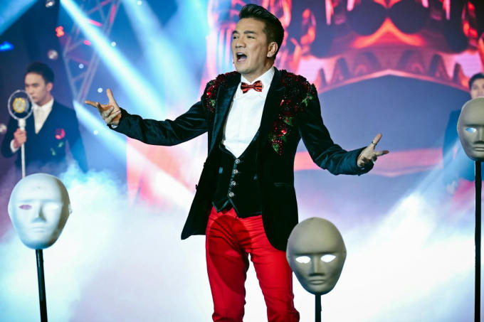 Đàm Vĩnh Hưng tỏa sáng trên sân khấu.