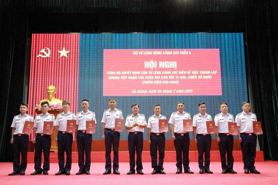 Đại tá Nguyễn Thái Dương - Phó Chính ủy Bộ Tư lệnh Vùng Cảnh sát biển 4 trao quyết định cho quân nhân chuyên nghiệp Khung tàu CSB-4040
