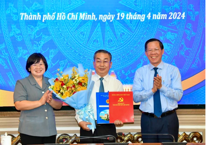 Ông Phan Văn Mãi và bà Văn Thị Bạch Tuyết chúc mừng tân Giám đốc Sở Nội vụ. (Ảnh: TTBC)
