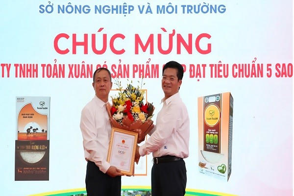 Ông Trần Anh Dũng, Phó Chủ tịch UBND tỉnh Ninh Bình, trao Giấy chứng nhận sản phẩm OCOP 5 sao cho lãnh đạo Công ty TNHH Toản Xuân.