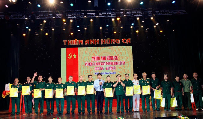 Ban Tổ chức tặng quà người có công, thương bệnh binh tiêu biểu.