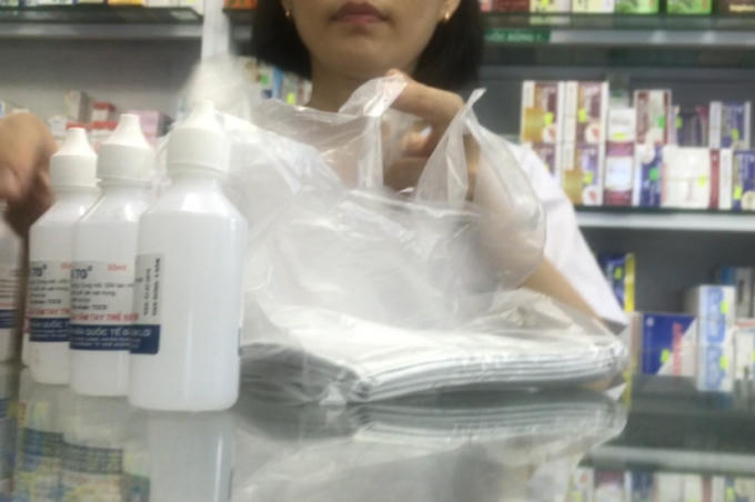 Nhân viên nhà thuốc Vĩnh Phúc tư vấn cho người mua hàng.