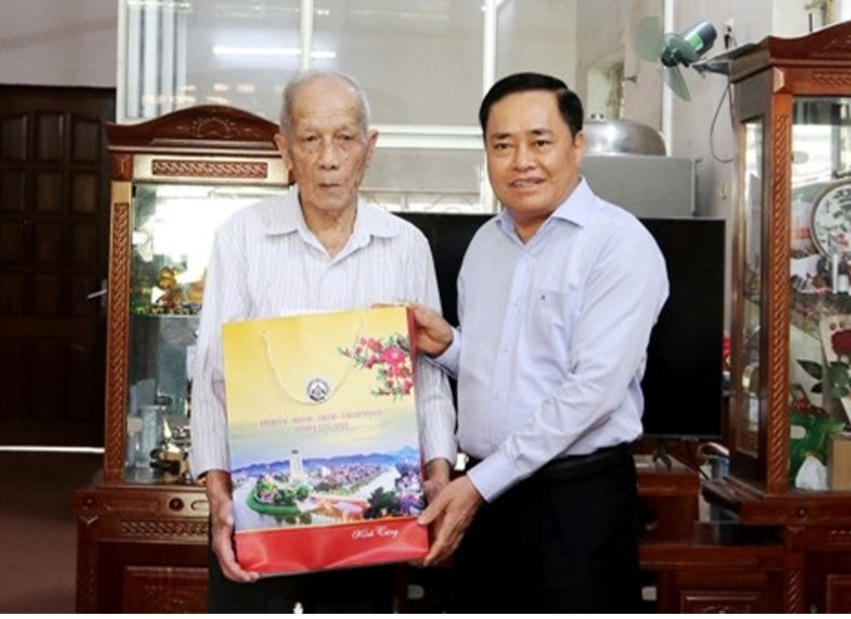 Chủ tịch UBND tỉnh thăm hỏi, tặng quà gia đình ông Hoàng Văn Sung, s1929, là thương binh, tạ iphường Đông Kinh