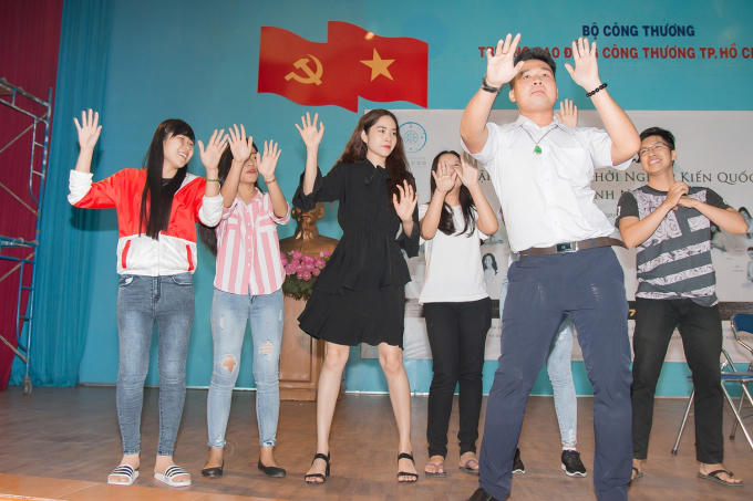 Nam Em về với sinh vi&ecirc;n, chia sẻ c&acirc;u chuyện vượt qua kh&oacute; khăn trong cuộc sống