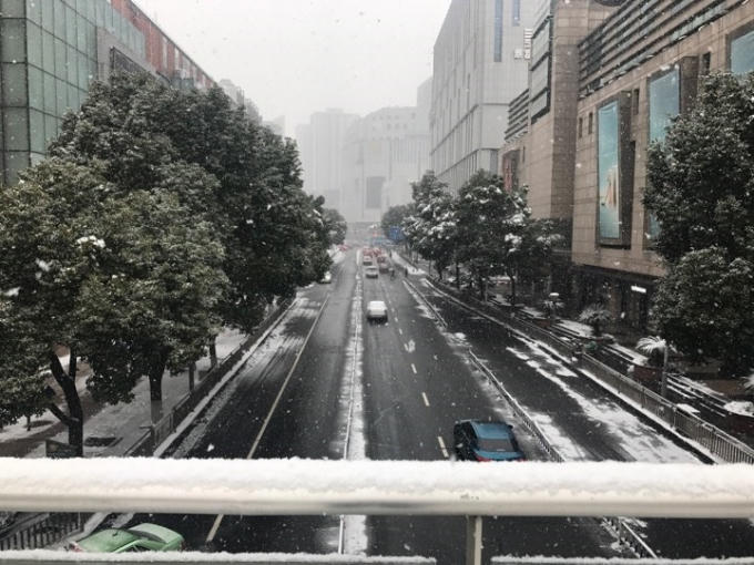 Tuyết rơi trở lại vào ngày diễn ra chung kết U23 Châu Á. Ảnh: Thu Hà