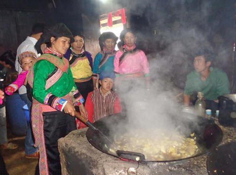 Phụ nữ Xạ Phang nấu những món ăn truyền thống.