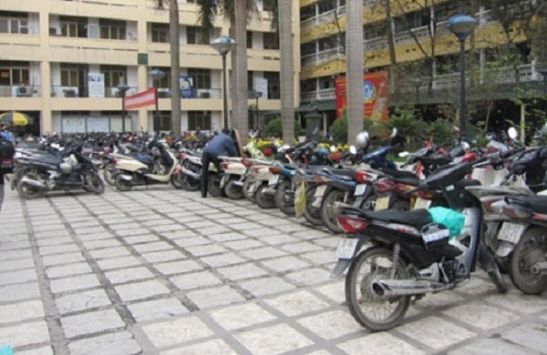 Nơi trông giữ xe tại Bệnh viện Mắt Trung ương khiến nhiều người bệnh bức xúc.