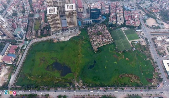 Dự án Home City đang phải đi tạm con đường thông ra Nguyễn Chánh. Ảnh: Anh Tuấn.