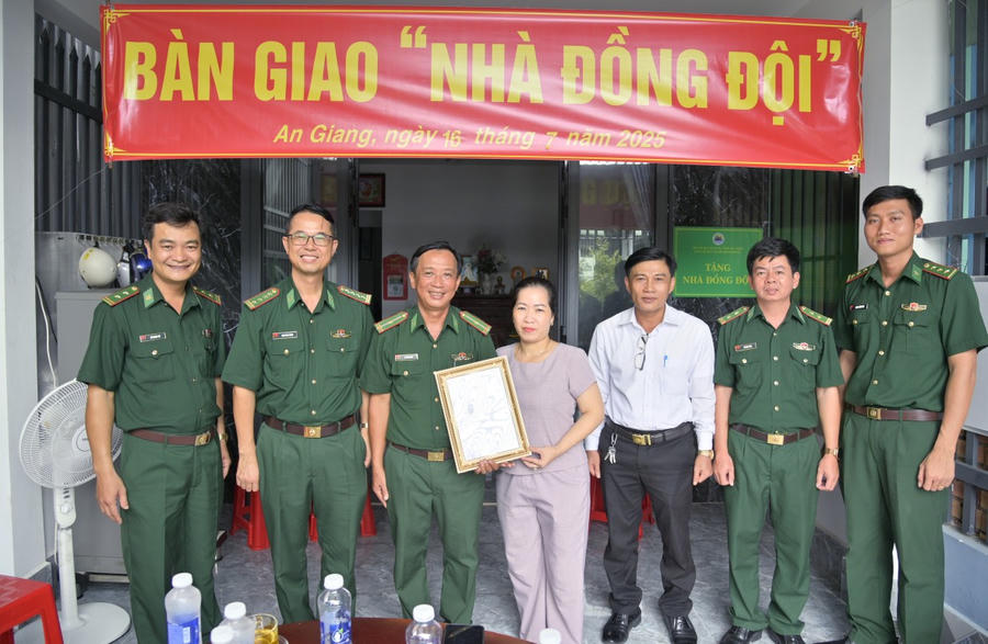 Đại tá Doãn Đình Tránh - Phó chính ủy Ban Chỉ huy Bộ đội Biên phòng tỉnh An Giang bàn giao nhà cho Thiếu tá Lê Công Diên - Nhân viên Quản lý, Đồn Biên phòng Nam Du