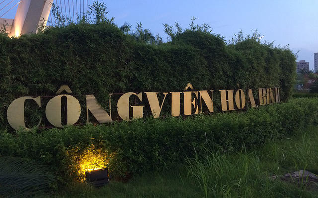 Công viên Hoà Bình là công trình kỷ niệm 1000 năm Thăng Long - Hà Nội, từng được coi là công viên hiện đại nhất Thủ đô ở thời điểm chính thức đi vào hoạt động hồi tháng 10/2010.