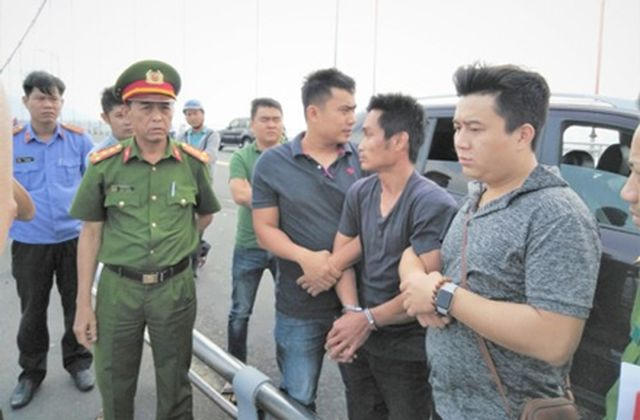 Cơ quan tố tụng đưa Đinh Văn Hời đến cầu Thuận Phước để thực nghiệm hiện trường nhưng mấu chốt của vụ án là cơ quan điều tra chưa tìm thấy thi thể của cháu bé.