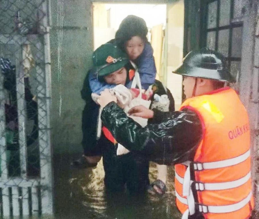 Bộ đội của Quân khu 5 hỗ trợ di dời người dân ra khỏi vùng nguy hiểm.