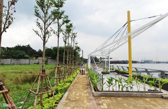 Cảnh quan bến này đã được xây dựng khá đẹp, tuy nhiên hạng mục nhà chờ vẫn chưa có mái che.