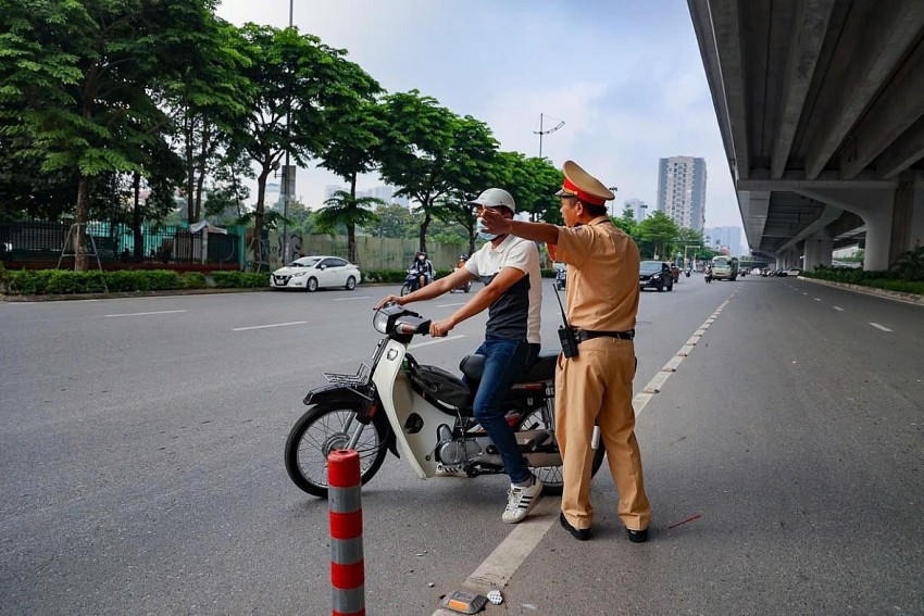 Lực lượng CSGT Đội 6 hướng dẫn người dân đi đúng làn đường, phần đường theo quy định. Ảnh: CAHN